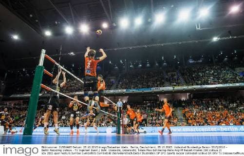 Berlin, Deutschland, 25.10.2015: Volleyball Bundesliga Saison 2015 2016 - Berlin Recycling Volleys - TV Ingersoll Buehl Bühl. Übersicht, Uebersicht, Totale Max-Schmeling-Halle Angriff Robert Kromm (BR Volleys 3)
