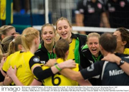 25.10.2015, Halle Berg Fidel, Muenster Volleyball, Bundesliga Frauen, USC Münster Muenster vs. SC Potsdam Jubel Muenster nach Matchball Sieg Malin Schäfer Schaefer ( 16 Muenster), Sarah Petrausch ( 13 Muenster), Ashley Benson ( 10 Muenster)