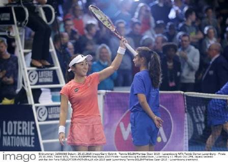 Tennis BGLBNPParibas Open 2015 - Luxembourg WTA Tennis Damen Luxemburg - Finale 25.10.2015, Tennis WTA, Tennis BGLBNPParibas Open 2015 Finale - Luxembourg Kockelscheuer, Luxemburg v.l. Misaki Doi (JPN, Japan) bedankt sich bei den Fans 
