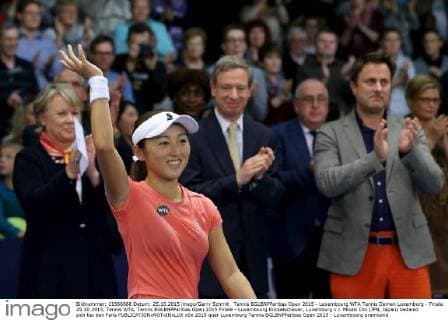 Tennis BGLBNPParibas Open 2015 - Luxembourg WTA Tennis Damen Luxemburg - Finale 25.10.2015, Tennis WTA, Tennis BGLBNPParibas Open 2015 Finale - Luxembourg Kockelscheuer, Luxemburg v.l. Misaki Doi (JPN, Japan) bedankt sich bei den Fans 