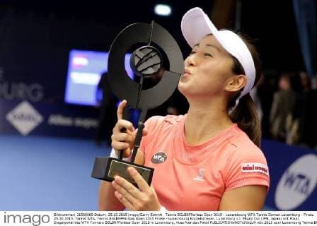 Tennis BGLBNPParibas Open 2015 - Luxembourg WTA Tennis Damen Luxemburg - Finale 25.10.2015, Tennis WTA, Tennis BGLBNPParibas Open 2015 Finale - Luxembourg Kockelscheuer, Luxemburg v.l. Misaki Doi (JPN, Japan) mit Pokal, Siegerpokal des WTA Turniers BGLBNPParibas Open 2015 in Luxemburg, Kuss fuer den Pokal 