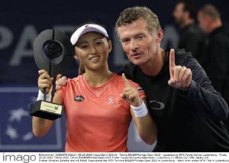 Tennis BGLBNPParibas Open 2015 - Luxembourg WTA Tennis Damen Luxemburg - Finale 25.10.2015, Tennis WTA, Tennis BGLBNPParibas Open 2015 Finale - Luxembourg Kockelscheuer, Luxemburg v.l. Misaki Doi (JPN, Japan) mit Trainer Christian Zahalka und mit Pokal, Siegerpokal des WTA Turniers BGLBNPParibas Open 2015 in Luxemburg - feiert ihren ersten WTA Titel in Luxemburg 