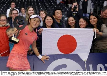 Tennis BGLBNPParibas Open 2015 - Luxembourg WTA Tennis Damen Luxemburg - Finale 25.10.2015, Tennis WTA, Tennis BGLBNPParibas Open 2015 Finale - Luxembourg Kockelscheuer, Luxemburg v.l. Misaki Doi (JPN, Japan) mit Pokal, Siegerpokal des WTA Turniers BGLBNPParibas Open 2015 in Luxemburg und Fans aus Japan 