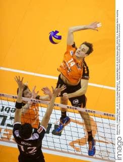Volleyball Berlin 25.10.2015 Saison 2015 2016 DVL 1. Bundesliga Berlin recycling Volleys vs TV Ingersoll Bühl Thomas Kmet (Berlin, No.14) Mote, Nehemiah Alesana (Bühl, No.12)