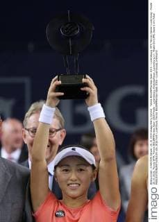 Tennis BGLBNPParibas Open 2015 - Luxembourg WTA Tennis Damen Luxemburg - Finale 25.10.2015, Tennis WTA, Tennis BGLBNPParibas Open 2015 Finale - Luxembourg Kockelscheuer, Luxemburg v.l. Misaki Doi (JPN, Japan) mit Pokal 