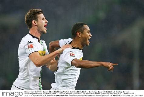 Sonntag 25.10.2015, 1. Bundesliga, Saison 2015 2016, 10. Spieltag, Borussia Moenchengladbach - FC Schalke 04, Jubel v.l. Havard Nordtveit (Gladbach) und Torschuetze Raffael (Gladbach) zum Tor zum 2:1 DeFodi035