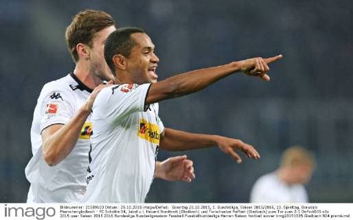 Sonntag 25.10.2015, 1. Bundesliga, Saison 2015 2016, 10. Spieltag, Borussia Moenchengladbach - FC Schalke 04, Jubel v.l. Havard Nordtveit (Gladbach) und Torschuetze Raffael (Gladbach) zum Tor zum 2:1 DeFodi035