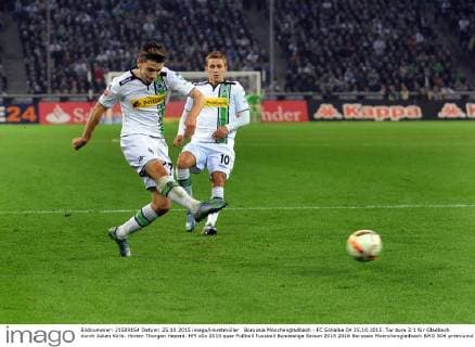 Borussia Mönchengladbach - FC Schalke 04 25.10.2015. Tor zum 3:1 für Gladbach durch Julian Korb. Hinten Thorgan Hazard. HM