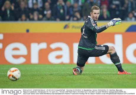 Sonntag 25.10.2015, 1. Bundesliga, Saison 2015 2016, 10. Spieltag, Borussia Moenchengladbach - FC Schalke 04, Tor zum 3:1 , Torwart Ralf Faehrmann (Schalke) kann dem Ball nur noch hinterher schauen DeFodi035