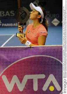 Luxemburg, im Misaki Doi, Japan, mit dem Siegerpokal, Misaki kuesst den Pokal, BGL BNP Paribas Luxemburg Open 2015, Tennis, WTA Tennis Damen Tour, 25.10.15, Mona Barthel, Germany, vs Misaki Doi, Japan, Finale, CK Tenniscenter Luxemburg-Kockelscheuer, Copyright: Franzx Eibner-Pressefoto EP_pfz