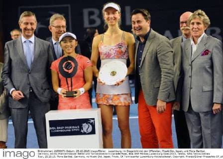 Luxemburg, im Siegerbild mit den Offiziellen, Misaki Doi, Japan, und Mona Barthel, Germany, rechts Premierminister Bettel und Turnierdirektorin Danielle Maas, BGL BNP Paribas Luxemburg Open 2015, Tennis, WTA Tennis Damen Tour, 25.10.15, Mona Barthel, Germany, vs Misaki Doi, Japan, Finale, CK Tenniscenter Luxemburg-Kockelscheuer, Copyright: Franzx Eibner-Pressefoto EP_pfz
