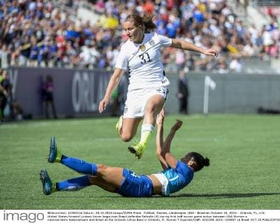 Fußball, Damen, Länderspiel, USA - Brasilien October 25, 2015 - Orlando, FL, U.S: United States forward Lindsey Horan leaps over Brazil defender Rafaelle (4) during first half soccer game action between USA Women s national team Nationalteam and Brazil at the Orlando Citrus Bowl in Orlando, Fl. Romeo T Guzman CSM. SOCCER 2015: USWNT vs Brazil OCT 25 - ZUMAcg2_