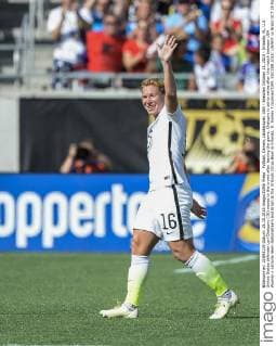 Fußball, Damen, Länderspiel, USA - Brasilien October 25, 2015 - Orlando, FL, U.S: United States defender Lori Chalupny (16) waves to the crowd after leaving the game, Chalupny is set to retire after this match between USA Women s national team Nationalteam and Brazil at the Orlando Citrus Bowl in Orlando, Fl. Romeo T Guzman CSM. SOCCER 2015: USWNT vs Brazil OCT 25 - ZUMAcg2_