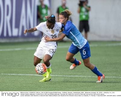 Fußball, Damen, Länderspiel, USA - Brasilien October 25, 2015 - Orlando, FL, U.S: United States defender Crystal Dunn (25) and Brazil defender Tamires (6) battle for control of the ball during first half soccer game action between USA Women s national team Nationalteam and Brazil at the Orlando Citrus Bowl in Orlando, Fl. Romeo T Guzman CSM. SOCCER 2015: USWNT vs Brazil OCT 25 - ZUMAcg2_
