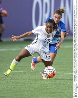 Fußball, Damen, Länderspiel, USA - Brasilien October 25, 2015 - Orlando, FL, U.S: United States defender Crystal Dunn (25) and Brazil defender Tamires (6) battle for control of the ball during first half soccer game action between USA Women s national team Nationalteam and Brazil at the Orlando Citrus Bowl in Orlando, Fl. Romeo T Guzman CSM. SOCCER 2015: USWNT vs Brazil OCT 25 - ZUMAcg2_