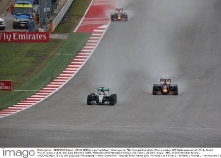Motorsports: FIA Formula One World Championship WM Weltmeisterschaft 2015, Grand Prix of United States, 44 Lewis Hamilton (GBR, Mercedes AMG Petronas Formula One Team), 26 Daniil Kvyat (RUS, Infiniti Red Bull Racing), xHOCHxZWEIx