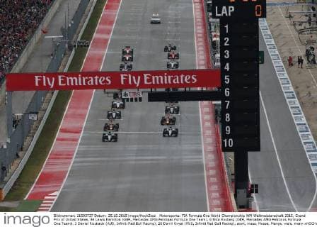 Motorsports: FIA Formula One World Championship WM Weltmeisterschaft 2015, Grand Prix of United States, 44 Lewis Hamilton (GBR, Mercedes AMG Petronas Formula One Team), 6 Nico Rosberg (GER, Mercedes AMG Petronas Formula One Team), 3 Daniel Ricciardo (AUS, Infiniti Red Bull Racing), 26 Daniil Kvyat (RUS, Infiniti Red Bull Racing), start, mass, Masse, Menge, viele, many xHOCHxZWEIx