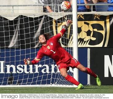 Fußball, Damen, Länderspiel, USA - Brasilien Oct. 25, 2015 - Orlando, FL, USA - USA goalkeeper Hope Solo makes a save during their exhibition game against Brazil on Sunday, Oct. 25, 2015, at the Orlando Citrus Bowl in Orlando, Fla. Brazil vs. USA women s soccer friendly - ZUMAm67_