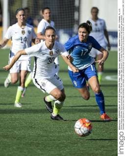 Fußball, Damen, Länderspiel, USA - Brasilien October 25, 2015 - Orlando, FL, U.S: United States defender Gina Lewandowski (30) and Brazil midfielder Gabi Zanotti (17) chase the ball during second half soccer game action between USA Women s national team Nationalteam and Brazil. USA defeated Brazil 3-1 at the Orlando Citrus Bowl in Orlando, Fl. Romeo T Guzman CSM. SOCCER 2015: USWNT vs Brazil OCT 25 - ZUMAcg2_