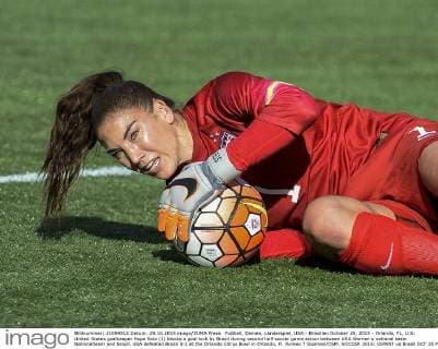 Fußball, Damen, Länderspiel, USA - Brasilien October 25, 2015 - Orlando, FL, U.S: United States goalkeeper Hope Solo (1) blocks a goal kick by Brazil during second half soccer game action between USA Women s national team Nationalteam and Brazil. USA defeated Brazil 3-1 at the Orlando Citrus Bowl in Orlando, Fl. Romeo T Guzman CSM. SOCCER 2015: USWNT vs Brazil OCT 25 - ZUMAcg2_