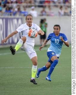 Fußball, Damen, Länderspiel, USA - Brasilien October 25, 2015 - Orlando, FL, U.S: United States defender Gina Lewandowski (30) and Brazil midfielder Marta (10) during second half soccer game action between USA Women s national team Nationalteam and Brazil. USA defeated Brazil 3-1 at the Orlando Citrus Bowl in Orlando, Fl. Romeo T Guzman CSM. SOCCER 2015: USWNT vs Brazil OCT 25 - ZUMAcg2_