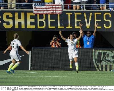 Fußball, Damen, Länderspiel, USA - Brasilien October 25, 2015 - Orlando, FL, U.S: United States forward Stephanie McCaffrey (28) celebrates scoring in the 95th minute with United States forward Amy Rodriguez (8) during second half soccer game action between USA Women s national team Nationalteam and Brazil. USA defeated Brazil 3-1 at the Orlando Citrus Bowl in Orlando, Fl. Romeo T Guzman CSM. SOCCER 2015: USWNT vs Brazil OCT 25 - ZUMAcg2_