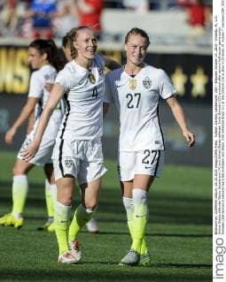 Fußball, Damen, Länderspiel, USA - Brasilien October 25, 2015 - Orlando, FL, U.S: United States defender Becky Sauerbrunn (4) and United States defender Emily Sonnett (27) embrace after second half soccer game action between USA Women s national team Nationalteam and Brazil. USA defeated Brazil 3-1 at the Orlando Citrus Bowl in Orlando, Fl. Romeo T Guzman CSM. SOCCER 2015: USWNT vs Brazil OCT 25 - ZUMAcg2_