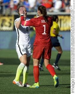 Fußball, Damen, Länderspiel, USA - Brasilien October 25, 2015 - Orlando, FL, U.S: United States defender Becky Sauerbrunn (4) celebrates with United States goalkeeper Hope Solo (1) after second half soccer game action between USA Women s national team Nationalteam and Brazil. USA defeated Brazil 3-1 at the Orlando Citrus Bowl in Orlando, Fl. Romeo T Guzman CSM. SOCCER 2015: USWNT vs Brazil OCT 25 - ZUMAcg2_