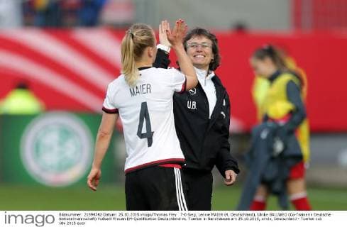 7-0 Sieg, Leonie MAIER (4, Deutschland), Ulrike BALLWEG (Co-Trainerin Deutsche Nationalmannschaft) Fußballl Frauen EM-Qualifikation Deutachland vs. Tuerkei in Sandhausen am 25.10.2015, xmdx, Deutschland - Tuerkei