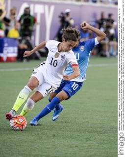 Fußball, Damen, Länderspiel, USA - Brasilien October 25, 2015 - Orlando, FL, U.S: United States midfielder Carli Lloyd (10) and Brazil midfielder Marta (10) battle for the ball during second half soccer game action between USA Women s national team Nationalteam and Brazil. USA defeated Brazil 3-1 at the Orlando Citrus Bowl in Orlando, Fl. Romeo T Guzman CSM. SOCCER 2015: USWNT vs Brazil OCT 25 - ZUMAcg2_