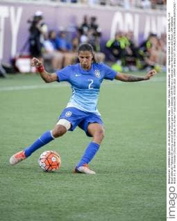 Fußball, Damen, Länderspiel, USA - Brasilien October 25, 2015 - Orlando, FL, U.S: Brazil defender Fabiana (2) during second half soccer game action between USA Women s national team Nationalteam and Brazil. USA defeated Brazil 3-1 at the Orlando Citrus Bowl in Orlando, Fl. Romeo T Guzman CSM. SOCCER 2015: USWNT vs Brazil OCT 25 - ZUMAcg2_