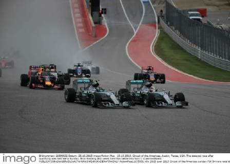 25.10.2015. Circuit of the Americas, Austin, Texas, USA. The delayed race after qualifying was held early Sunday. Nico Rosberg and Lewis Hamilton battle into turn 1 xLeannexBoonx  ActionPlus11675931
