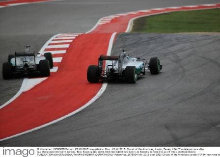 25.10.2015. Circuit of the Americas, Austin, Texas, USA. The delayed race after qualifying was held early Sunday. Nico Rosberg and Lewis Hamilton battle into turn 1 as Rosberg is forced to go off track xLeannexBoonx  ActionPlus11675934