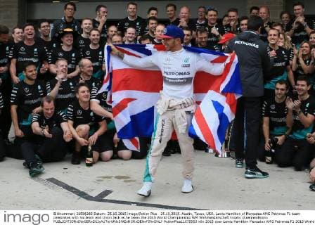 25.10.2015. Austin, Texas, USA. Lewis Hamilton of Mercedes AMG Petronas F1 team celebrates with his team and Union Jack as he takes the 2015 World Championship WM Weltmeisterschaft trophy xLeannexBoonx  ActionPlus11675953
