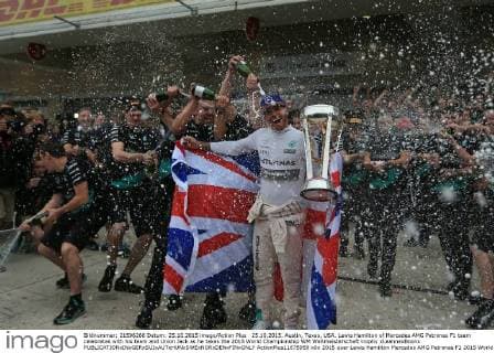 25.10.2015. Austin, Texas, USA. Lewis Hamilton of Mercedes AMG Petronas F1 team celebrates with his team and Union Jack as he takes the 2015 World Championship WM Weltmeisterschaft trophy xLeannexBoonx  ActionPlus11675959