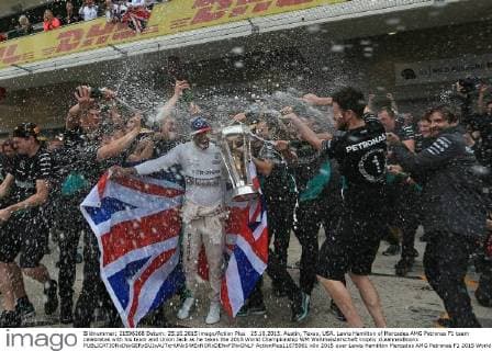 25.10.2015. Austin, Texas, USA. Lewis Hamilton of Mercedes AMG Petronas F1 team celebrates with his team and Union Jack as he takes the 2015 World Championship WM Weltmeisterschaft trophy xLeannexBoonx  ActionPlus11675961
