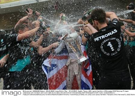 25.10.2015. Austin, Texas, USA. Lewis Hamilton of Mercedes AMG Petronas F1 team celebrates with his team and Union Jack as he takes the 2015 World Championship WM Weltmeisterschaft trophy xLeannexBoonx  ActionPlus11675962
