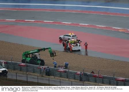 United States Grand Prix, Austin 22 - 25 October 2015 25.10.2015- Qualifying, Carlos Sainz Jr (ESP) Scuderia Toro Rosso STR10 crash during Q1 