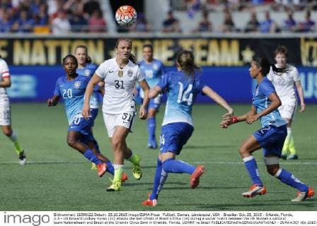 Fußball, Damen, Länderspiel, USA - Brasilien Oct. 25, 2015 - Orlando, Floirda, U.S - US forward Lindsey Horan (31) attacks the ball infront of Brazil s Erika (14) during a soccer match between the US Women s national team Nationalteam and Brazil at the Orlando Citrus Bowl in Orlando, Florida. USWNT vs Brazil - ZUMAm307