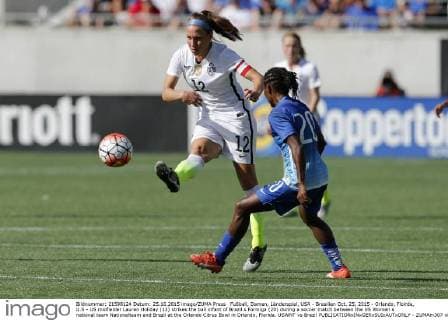 Fußball, Damen, Länderspiel, USA - Brasilien Oct. 25, 2015 - Orlando, Floirda, U.S - US midfielder Lauren Holiday (12) strikes the ball infant of Brazil s Formiga (20) during a soccer match between the US Women s national team Nationalteam and Brazil at the Orlando Citrus Bowl in Orlando, Florida. USWNT vs Brazil - ZUMAm307