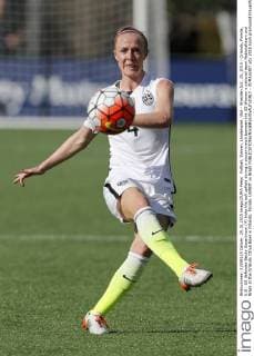 Fußball, Damen, Länderspiel, USA - Brasilien Oct. 25, 2015 - Orlando, Floirda, U.S - US defender Becky Sauerbrunn (4) kicks the ball upfield during a soccer match between the US Women s national team Nationalteam and Brazil at the Orlando Citrus Bowl in Orlando, Florida. USWNT vs Brazil - ZUMAm307