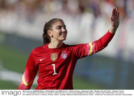 Fußball, Damen, Länderspiel, USA - Brasilien Oct. 25, 2015 - Orlando, Floirda, U.S - US Goalkeeper Hope Solo (1) waves to the crowd after a soccer match between the US Women s national team Nationalteam and Brazil at the Orlando Citrus Bowl in Orlando, Florida. USWNT vs Brazil - ZUMAm307