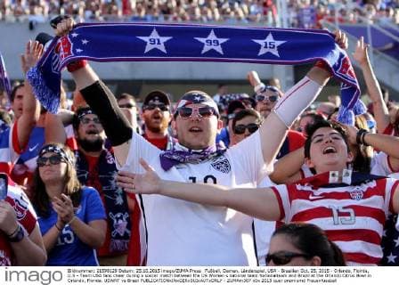 Fußball, Damen, Länderspiel, USA - Brasilien Oct. 25, 2015 - Orlando, Floirda, U.S - Team USA fans cheer during a soccer match between the US Women s national team Nationalteam and Brazil at the Orlando Citrus Bowl in Orlando, Florida. USWNT vs Brazil - ZUMAm307