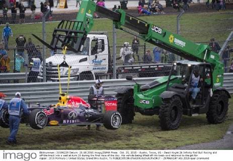 Oct. 25, 2015 - Austin, Texas, US - Daniil Kvyat 26 Infinity Red Bull Racing slid off the track into a wall at turn 19 during the final race of the day. His vehicle being lifted off the track and returned to the pit for repair. 2015 Formula 1 United States Grand Prix Austin, Tx - ZUMAm147