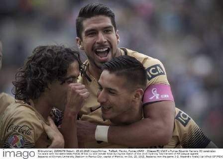 Fußball, Mexiko, Pumas UNAM - Chiapas FC UNAM s Pumas Eduardo Herrera (C) celebrates his score with his teammates Matias Britos (L) and Ismael Sosa during the match of the 2015 Opening Tournament of MX League against Jaguares at Olympic University Stadium in Mexico City, capital of Mexico, on Oct. 25, 2015. Jaguares won the game 3-2. Alejandro Ayala) (jp) (fnc) (SP)MEXICO-MEXICO CITY-SOCCER-PUMAS VS JAGUARES e AlejandroxAyala 