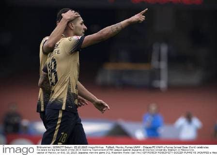 Fußball, Mexiko, Pumas UNAM - Chiapas FC UNAM s Pumas Ismael Sosa (front) celebrates his score during the match of the 2015 Opening Tournament of MX League against Jaguares at Olympic University Stadium in Mexico City, capital of Mexico, on Oct. 25, 2015. Jaguares won the game 3-2. Alejandro Ayala) (jp) (fnc) (SP)MEXICO-MEXICO CITY-SOCCER-PUMAS VS JAGUARES e AlejandroxAyala 