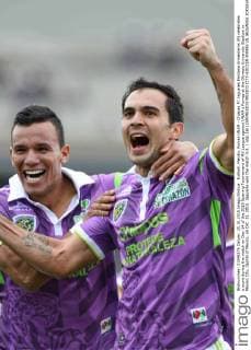 Fußball, Mexiko, Pumas UNAM - Chiapas FC Jaguares Emiliano Armenteros (R) celebrates a score during the match on Day 14 of the 2015 Opening Tournament of MX League against UNAM s Pumas at the Olympic University Stadium in Mexico City, capital of Mexico, on Oct. 25, 2015. Jaguares won the match 3-2. ) (da) (ah) (SP)MEXICO-MEXICO CITY-SOCCER-PUMAS VS JAGUARES JORGExRIOS 