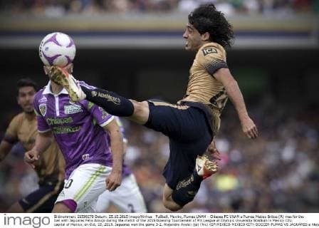 Fußball, Mexiko, Pumas UNAM - Chiapas FC UNAM s Pumas Matias Britos (R) vies for the ball with Jaguares Felix Araujo during the match of the 2015 Opening Tournament of MX League at Olympic University Stadium in Mexico City, capital of Mexico, on Oct. 25, 2015. Jaguares won the game 3-2. Alejandro Ayala) (jp) (fnc) (SP)MEXICO-MEXICO CITY-SOCCER-PUMAS VS JAGUARES e AlejandroxAyala 