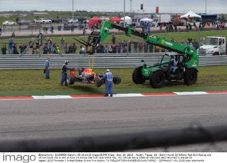 Oct. 25, 2015 - Austin, Texas, US - Daniil Kvyat 26 Infinity Red Bull Racing slid off the track into a wall at turn 19 during the final race of the day. His vehicle being lifted off the track and returned to the pit for repair. 2015 Formula 1 United States Grand Prix Austin, Tx - ZUMAm147