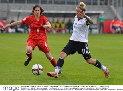 Sandhausen v.l. D. Sritala ( 4, Thailand) mit Anja Mittag ( 11, Deutschland) Deutschland - Tuerkei, Frauenfussball, EM Qualifikation, 25.10.2015, Copyright: Deutzmann Eibner-Pressefoto EP_CDN